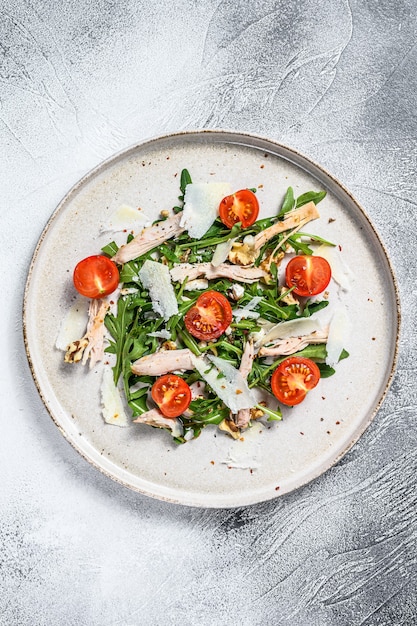 Frischer Hühnersalat mit Feta, Tomate, Nüssen und Gemüse. gesundes Lebensmittelkonzept