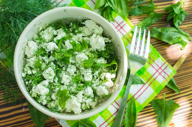 Frischer Hüttenkäse mit Spinat und Kräutern