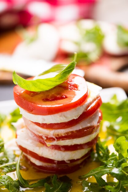 Frischer italienischer Caprese-Salat mit geschnittenem Mozzarella und Kräutern