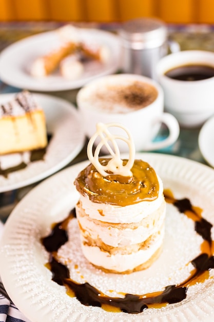 Frischer italienischer Dulce de Leche mit Kaffee auf dem Tisch.