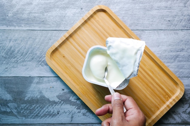 Frischer Joghurt in einer Schüssel auf dem Tisch