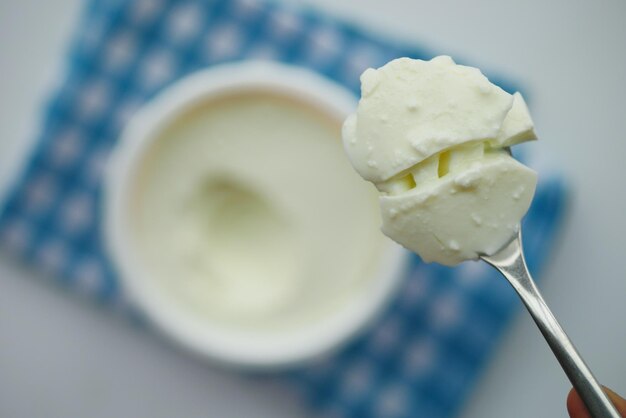 Frischer Joghurt in einer Schüssel auf dem Tisch