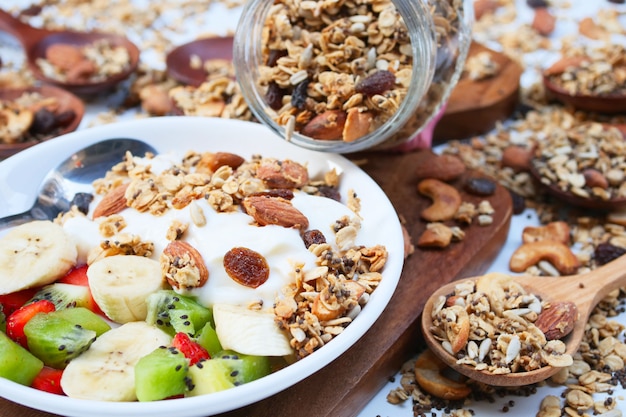 Frischer Joghurt mit hausgemachtem Müsli