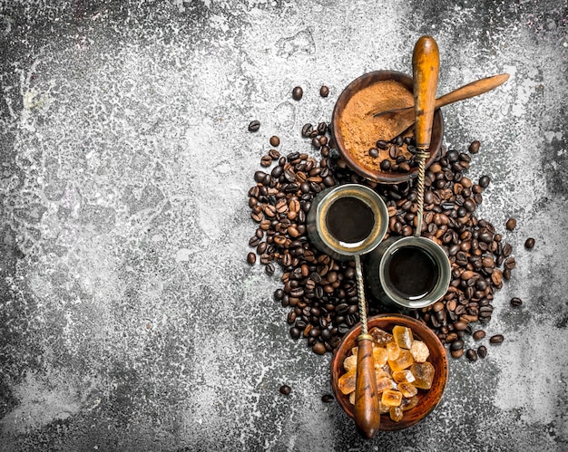 Frischer Kaffee auf einem rustikalen Hintergrund