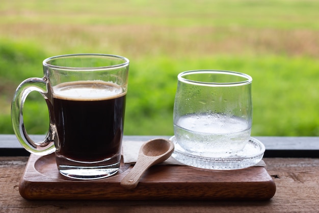 Frischer Kaffee in einem Glas