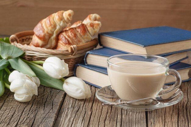 Frischer Kaffee mit Croissants und Buch