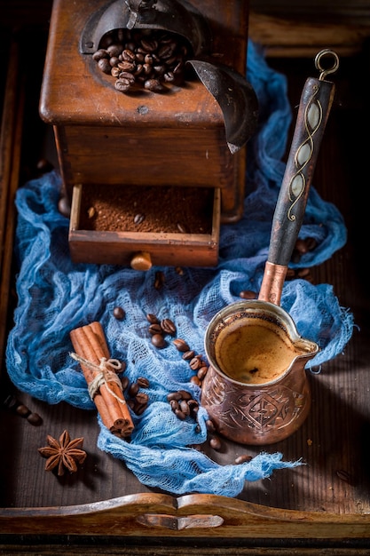 Frischer Kaffee mit gekochtem Kaffee und Bohnen