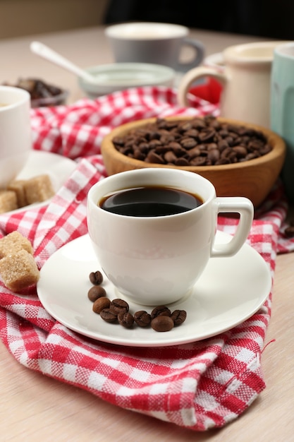 Frischer Kaffee mit mehreren Zutaten