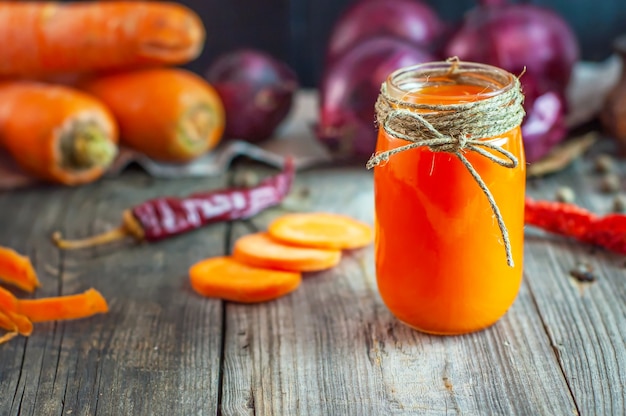 Frischer Karottensaft in einem Glasgefäß