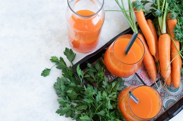 Frischer Karottensaft in Gläsern