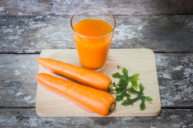 frischer Karottensaft und Bündel Karotte