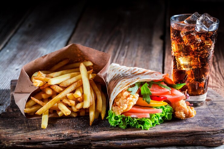 Frischer Kebab mit Pommes Frites und Kabeljau-Getränk