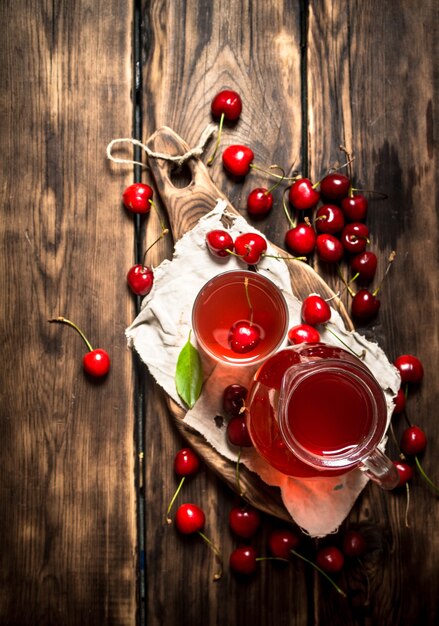 Frischer Kirschsaft. Auf einem hölzernen Hintergrund.