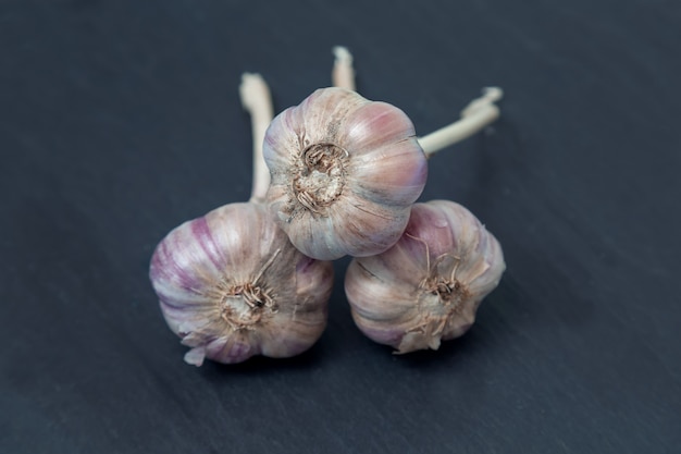 Frischer Knoblauch auf einem dunklen.