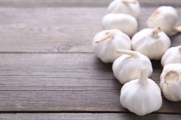 Frischer Knoblauch auf einem grauen hölzernen Hintergrund