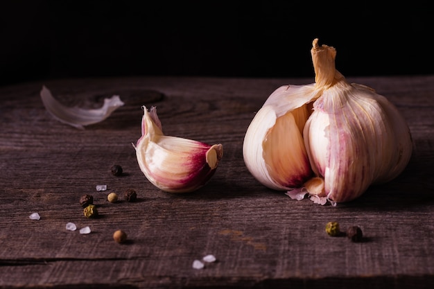 Frischer Knoblauch auf einem Holztisch