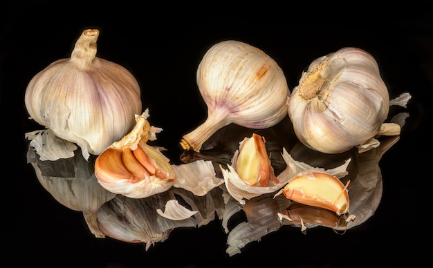 Frischer Knoblauch auf schwarzem Hintergrund