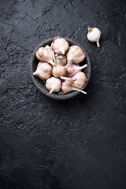 Frischer Knoblauch auf schwarzem Hintergrund