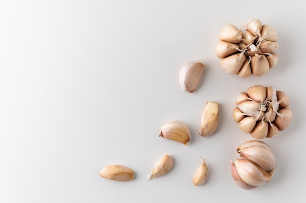 Frischer Knoblauch auf weißem Hintergrund