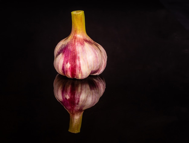 Frischer Knoblauch gegen einen dunklen Hintergrund