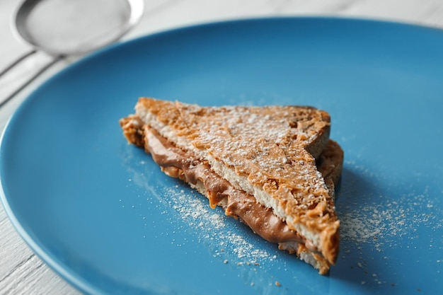 Frischer knuspriger Toast mit Schokoladenpaste und Erdnussbutter auf dem Teller