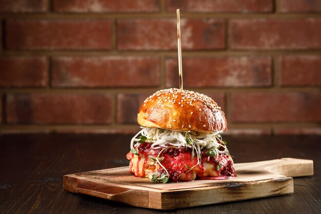 Foto frischer köstlicher hamburger über backsteinmauer