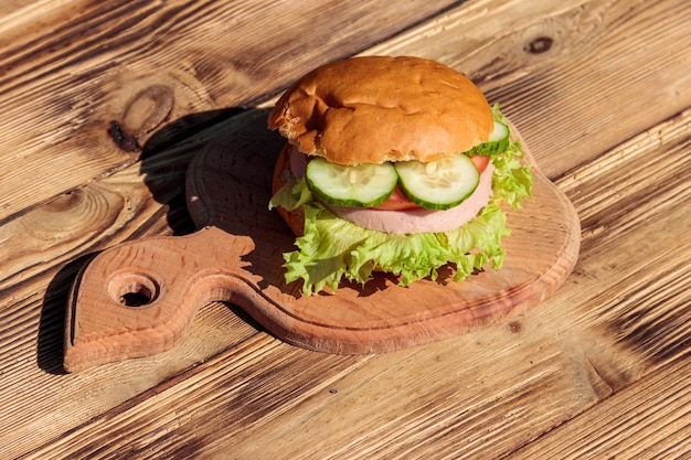 Frischer köstlicher hausgemachter Burger auf Holztisch