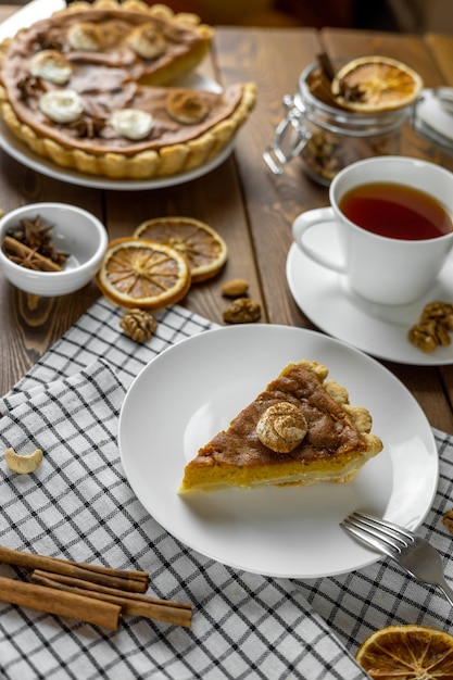 Frischer köstlicher hausgemachter Kürbiskuchen serviert auf Holztisch