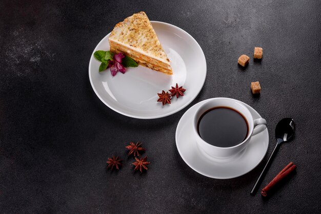 Frischer köstlicher Karottenkuchen mit Sahne auf einem dunklen Hintergrund. Karottenkuchen mit geschlagenem Zuckerguss