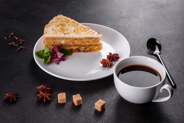 Frischer köstlicher Karottenkuchen mit Sahne auf einem dunklen Hintergrund. Karottenkuchen mit geschlagenem Zuckerguss