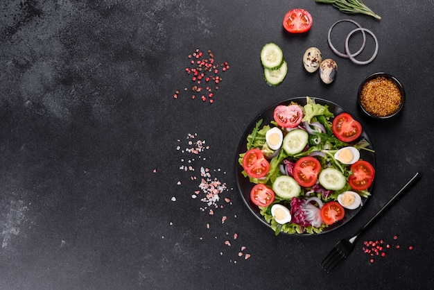 Frischer köstlicher vegetarischer Salat des gehackten Gemüses auf einem Teller auf einem dunklen Betonhintergrund