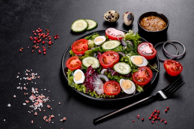 Frischer köstlicher vegetarischer Salat des gehackten Gemüses auf einem Teller auf einem dunklen Betonhintergrund