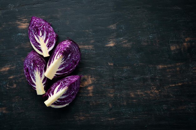 Frischer Kohl Rotkohl auf schwarzem Hintergrund Bio-Lebensmittel Ansicht von oben Freier Platz für Ihren Text