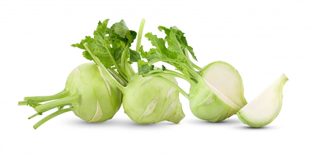 Frischer Kohlrabi mit grünen Blättern auf lokalisiertem weißem Hintergrund. volle Schärfentiefe