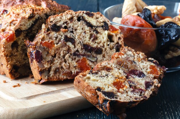 Frischer Kuchen mit getrockneten Früchten und Nüssen