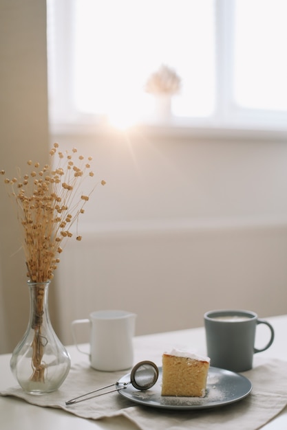 Frischer Kuchenkrug und Tasse Kaffee