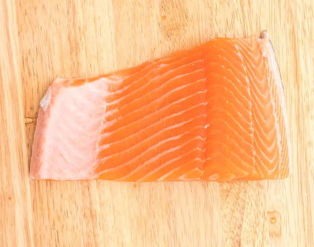 frischer Lachs auf Holzbrett