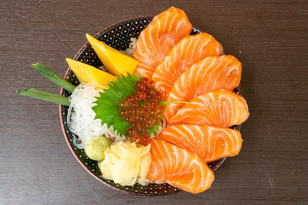 frischer Lachs auf Reisschale (Donburi)