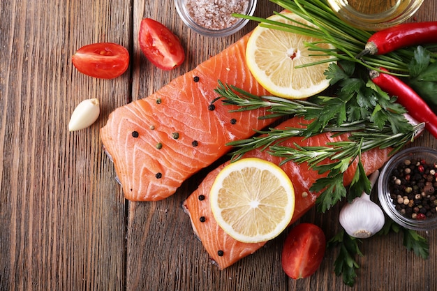 Frischer Lachs mit Gewürzen und Zitrone auf Holztisch