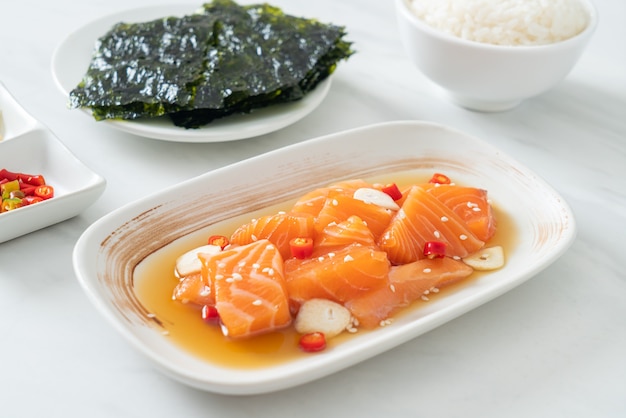 frischer Lachs roh mariniert Shoyu oder Lachs eingelegte Sojasauce - asiatische Küche