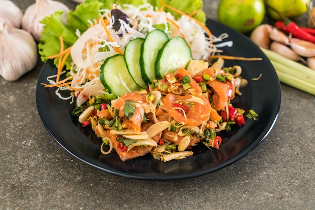 frischer Lachs roher würziger Salat