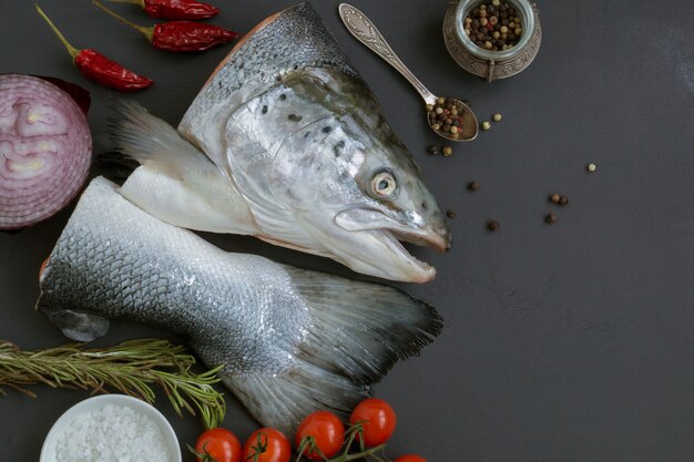 Frischer Lachs. Zutaten für Fischsuppe mit Sahne.