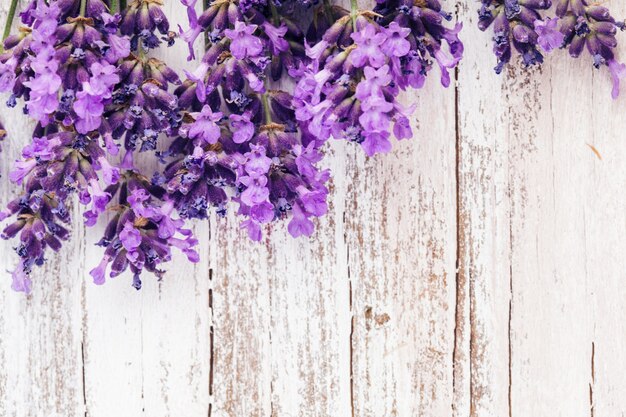 Frischer Lavendel auf dem weißen schäbigen Holztisch