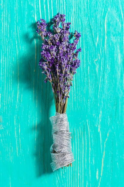 Frischer Lavendel auf Holz