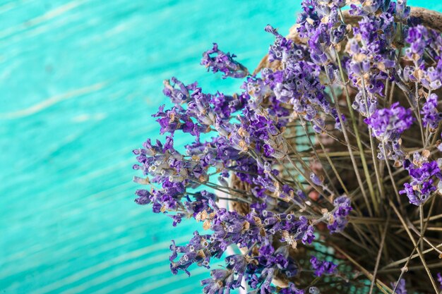 Frischer Lavendel auf Holz