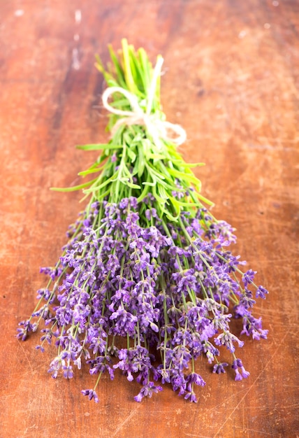 Frischer Lavendel über hölzernen Hintergrund Sommerblumenhintergrund mit Lavendelblüten