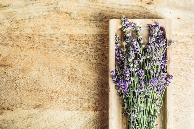 Frischer Lavendelblumenstrauß auf hölzernem Hintergrundkopienraum