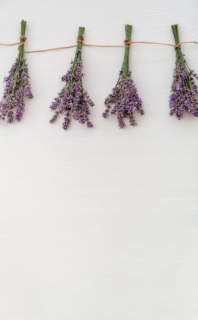 Foto frischer lavendelblumenstrauß flatlay kräuterblumenblütenlavendel-aromatherapie-banner