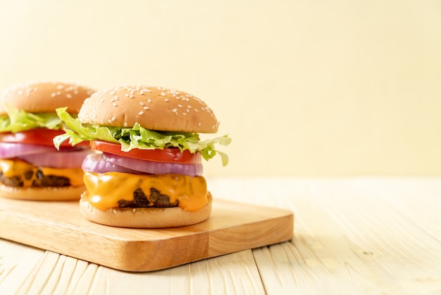 frischer leckerer Beef Burger mit Käse und Pommes