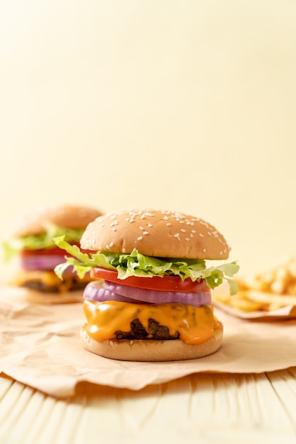 frischer leckerer Beef Burger mit Käse und Pommes